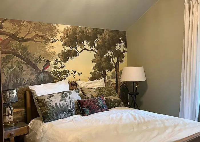 Former Railway Keeper's House With Rose Garden * Frontenac